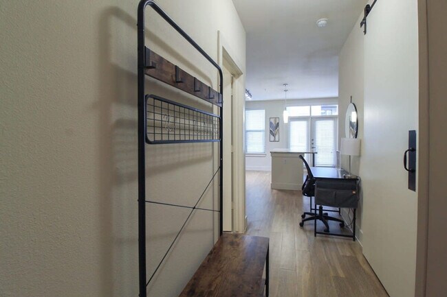 Building Photo - 1957 Fountain View Dr