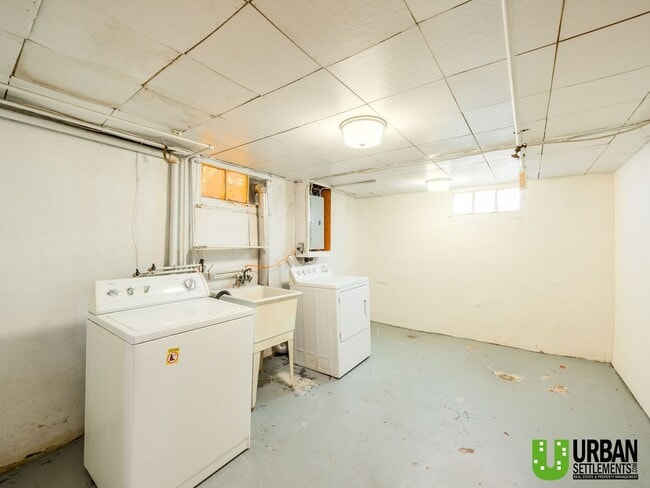 Building Photo - 2427 W Walton Ave