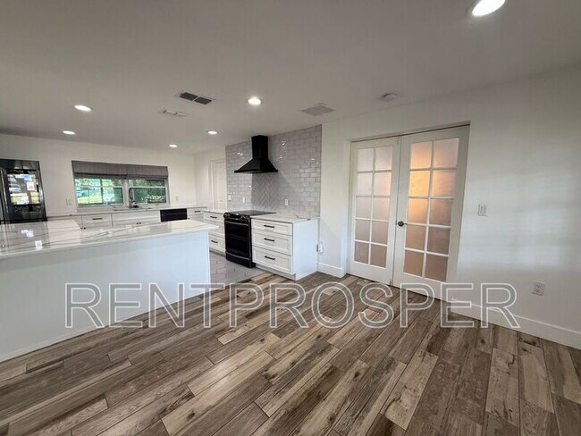 Building Photo - 1130 W Lake Brantley Rd