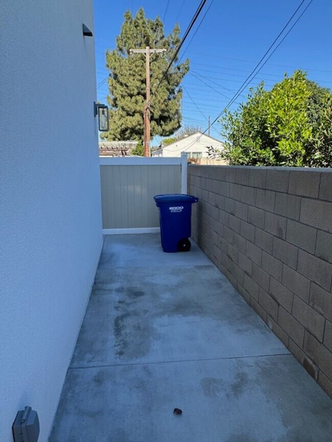 Building Photo - 6170 Briercrest Ave