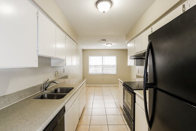 Building Photo - 110 Field Ln