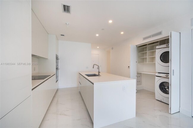 Building Photo - 700 NE 24th St