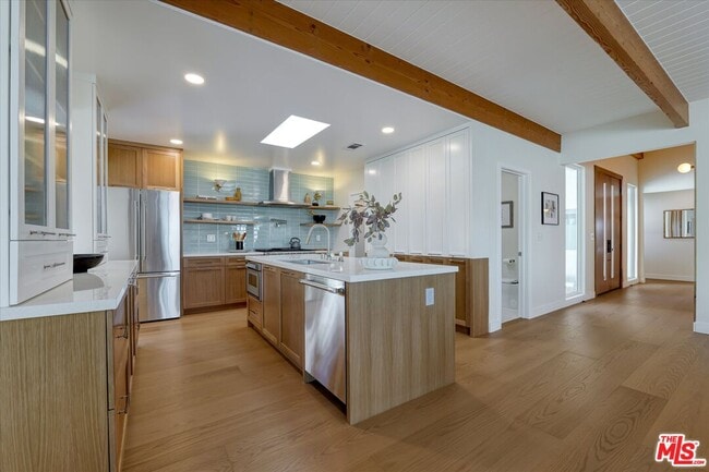 Building Photo - 211 Bellino Dr