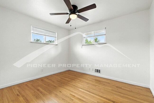 Building Photo - Charming Duplex with Washer/Dryer and Fenc...