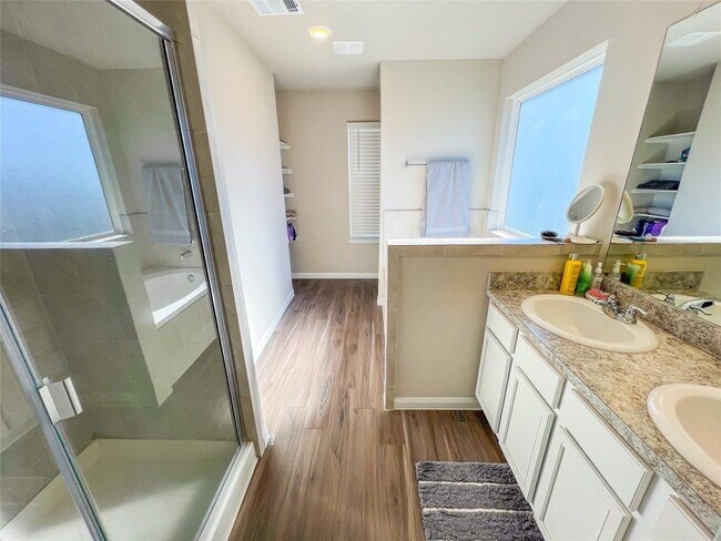 Building Photo - 2221 Middle Rdg Dr