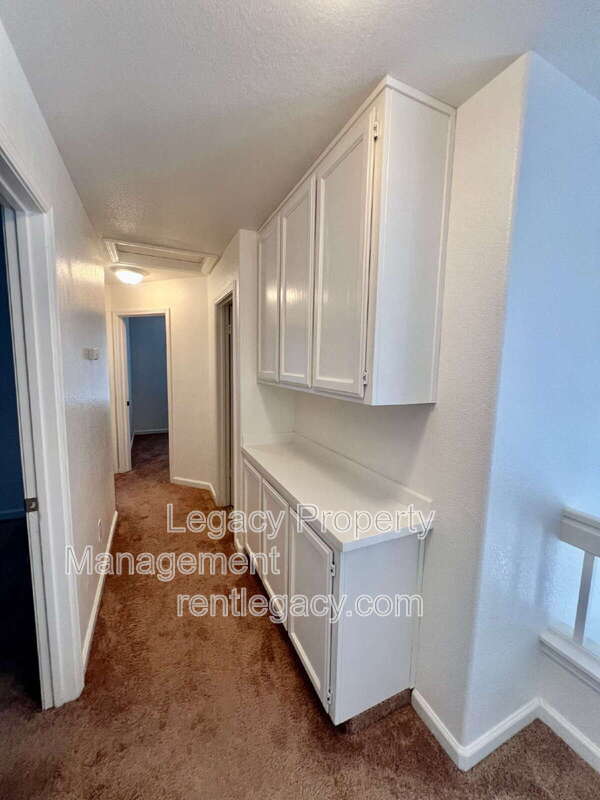 Building Photo - 2750 Parkview Terrace