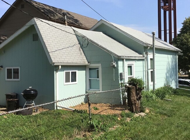 Building Photo - 2 Bed, 1 Bath House - Apply TODAY!!