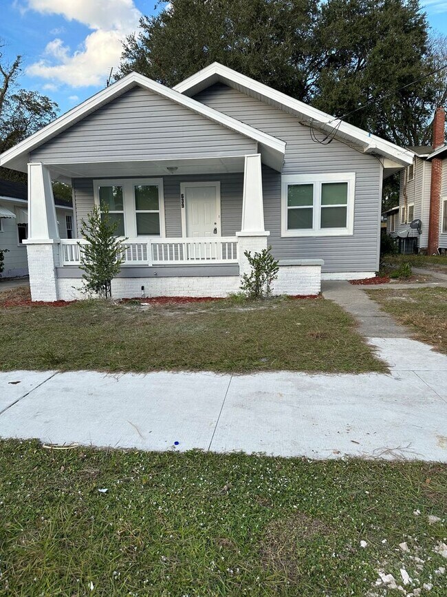 Charming Renovated Cottage Home -North Jac... - 639 Linwood Ave ...