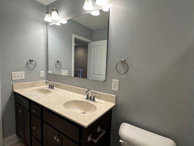 Building Photo - Awesome 4 Bedroom 2.5 Bath Home with Lots of space and a 2 Car Garage!