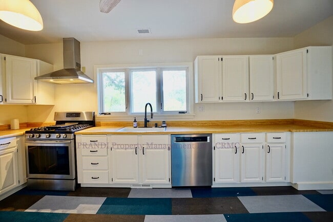 Building Photo - Lovely Two-Story Home With 3 Bedrooms and ...