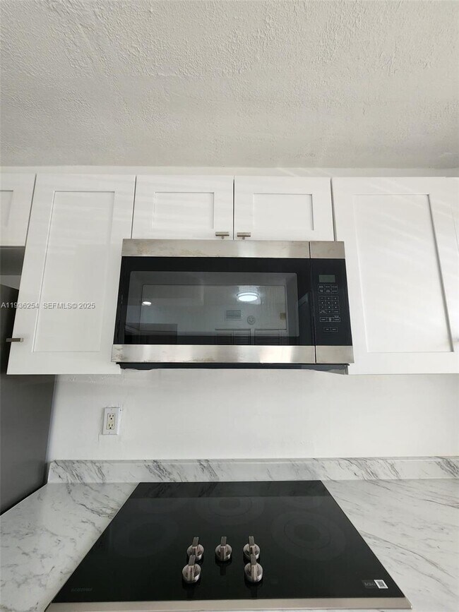 Building Photo - 609 S State Rd 7