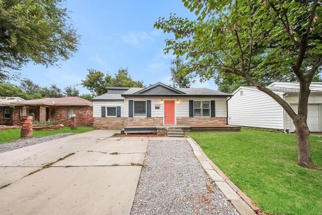 Primary Photo - 5206 N Beaver Ave