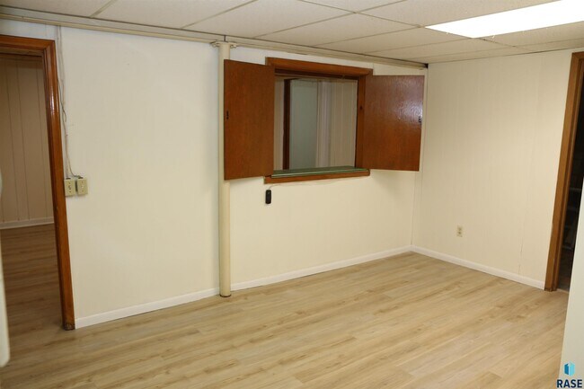 Building Photo - 1905 S Western Ave