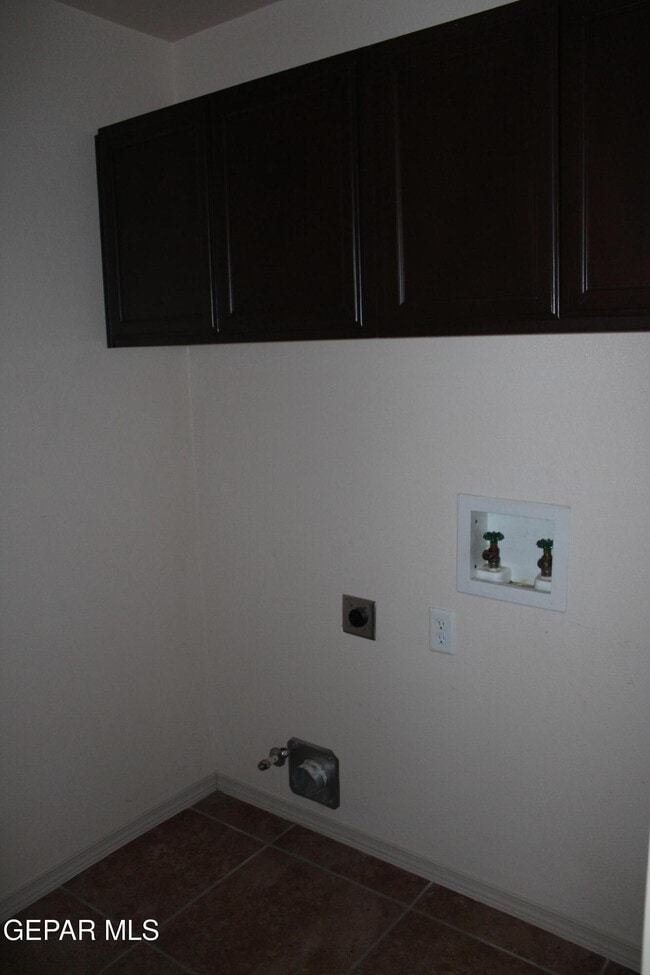 Building Photo - 7125 Falling Leaf Cir