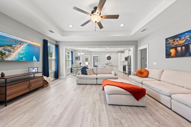 Building Photo - Freeport/Niceville Beauty!