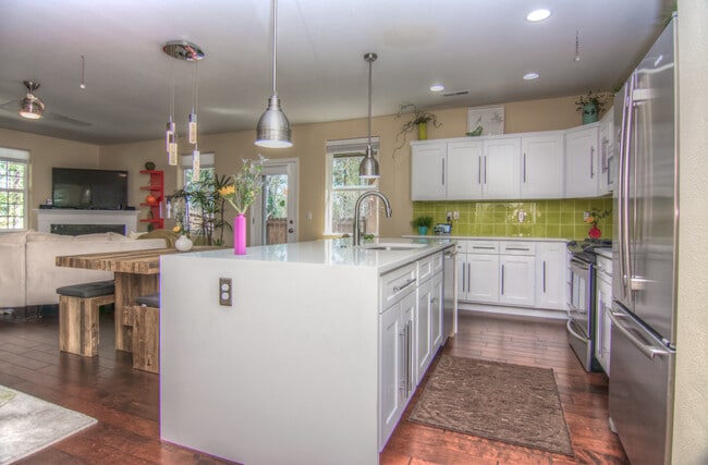 Building Photo - Beautiful 4-Bdr Craftsman with Mt. Views i...