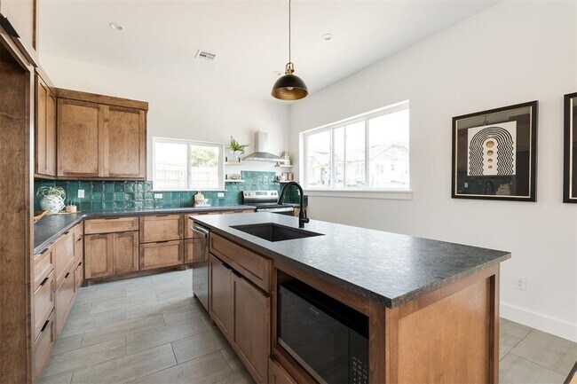 Building Photo - 1005 N Kelham Ave