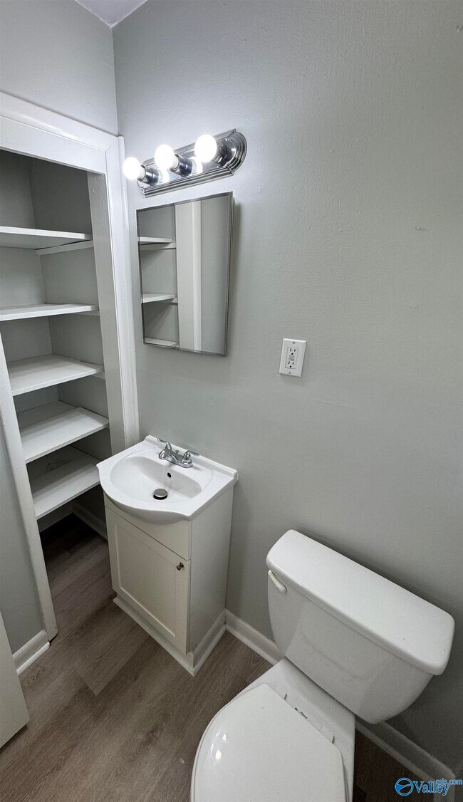 Building Photo - 2208 Glen Iris Cir NW