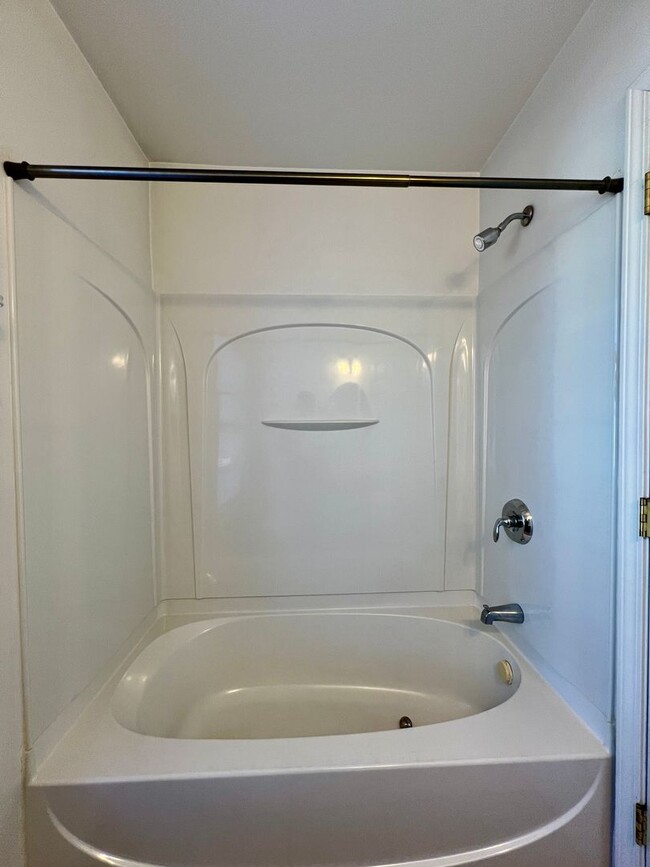 Building Photo - 3-Bed, 3-Full Bath, End Unit, 1-Car Garage!