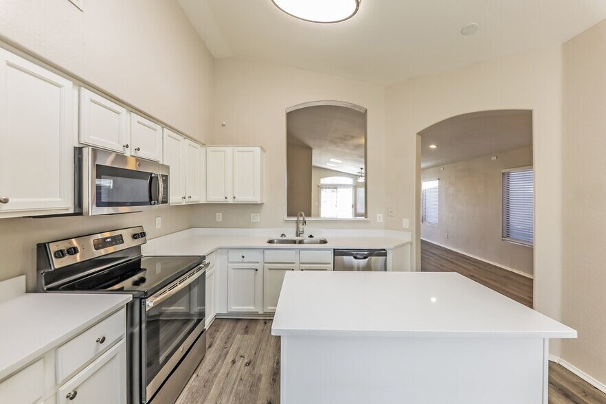 Building Photo - 14740 W Willow Ln