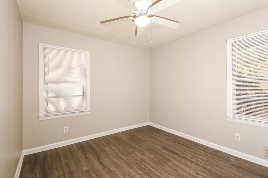 Building Photo - 1642 Pine Cir