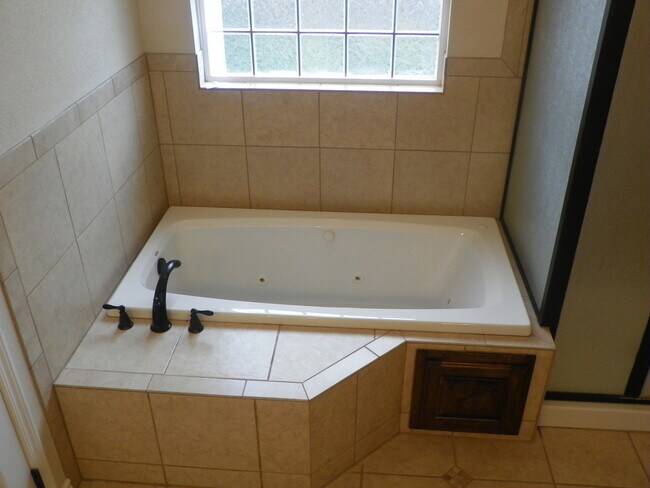 Building Photo - SPECTACULAR NEWER HOME, FIREPLACE, FORMAL ...