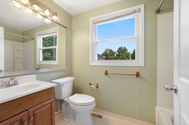 Building Photo - A 4 BEDROOM 2.5 BATH DREAM COME TRUE IN POINTER RIDGE AT COLLINGTON!