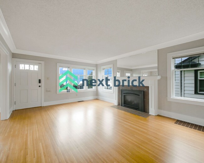 Building Photo - 4 Bed and 3 Bath Queen Anne Craftsman Hous...
