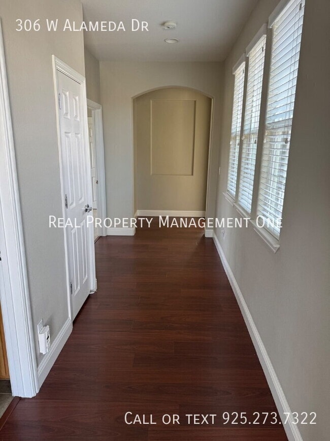 Building Photo - 306 W Alameda Dr