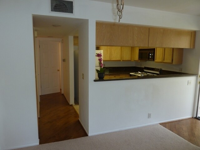 Building Photo - 2 Bedroom Goleta Condo