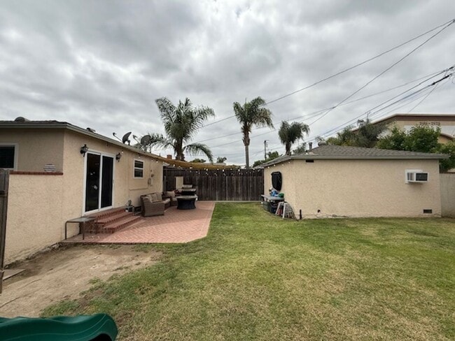 Building Photo - SPACIOUS 3 BEDROOM / 1.5 BATH HOME IN LOS ...