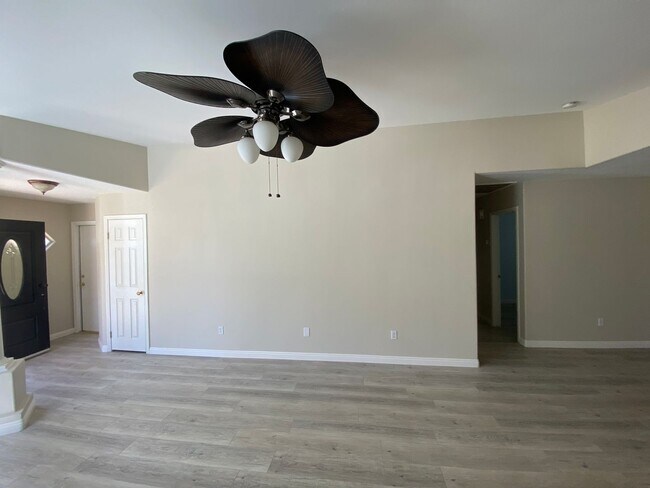 Building Photo - Adorable Home in NW Bakersfield