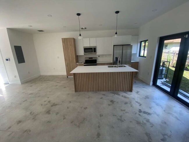 Building Photo - Elegworld 6233 NW