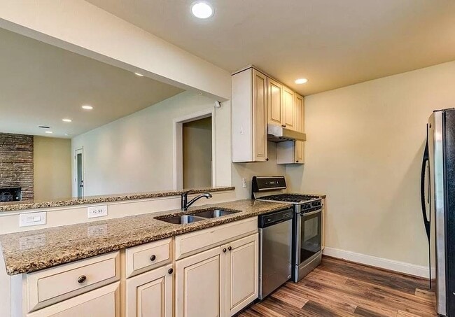 Building Photo - 4902 Valley Oak Dr