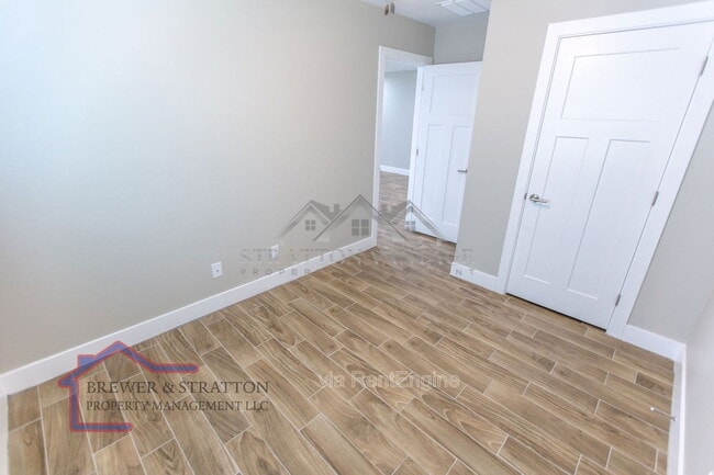 Building Photo - 2324 W Mobile Ln