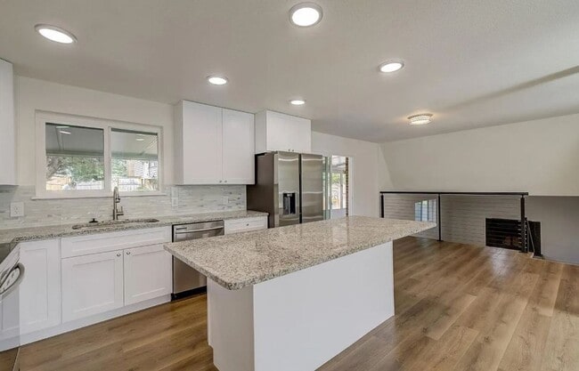 Building Photo - Newly Remodeled Home with Spacious Driveway!