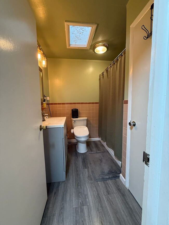 Building Photo - 3 bedrooms- 1.5 bath home