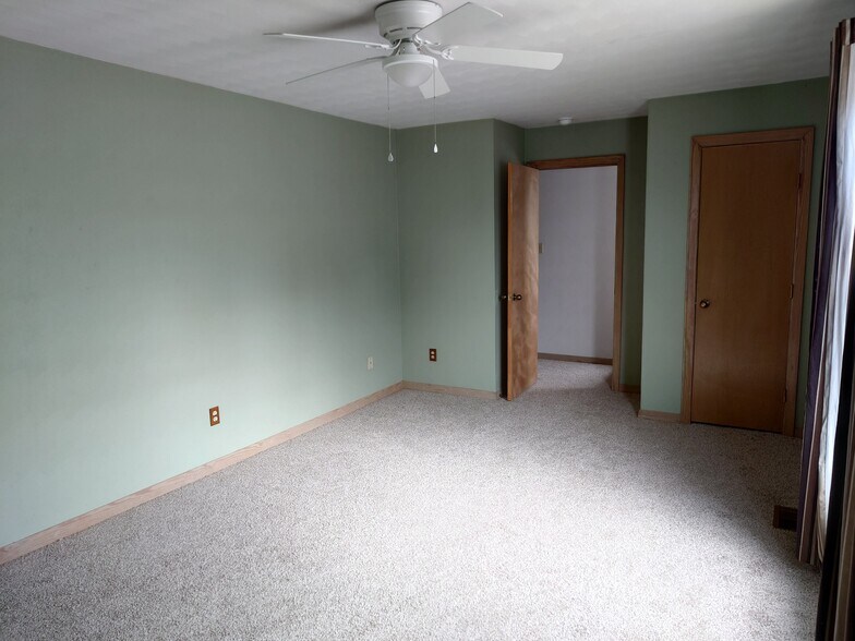 Building Photo - 2304 Merry Oaks Ct