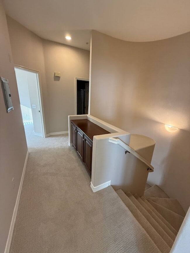 Building Photo - Condo in highly sought-after Vantage Commu...