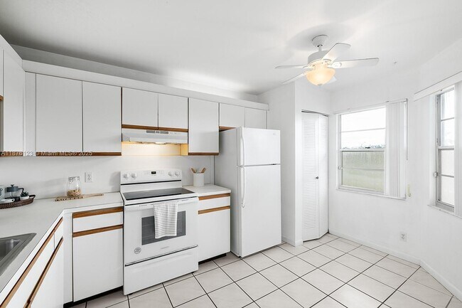 Building Photo - 650 SW 124th Terrace