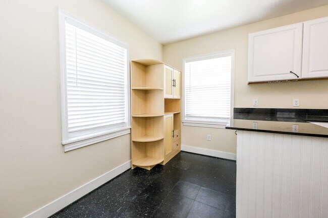 Building Photo - 932 Walling St