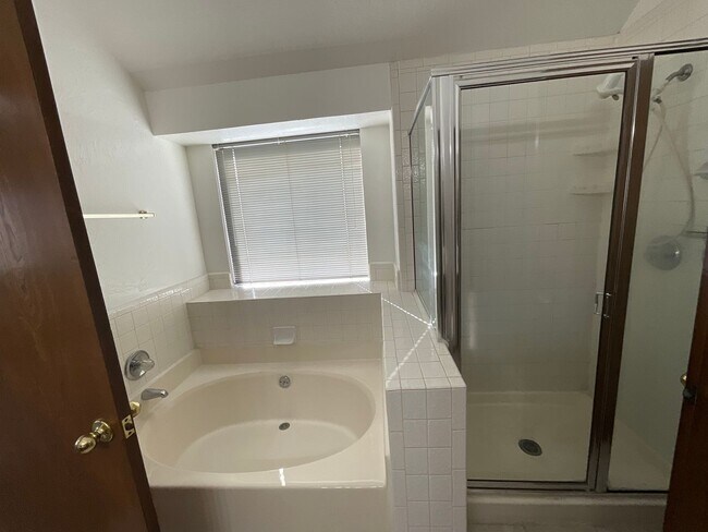 Building Photo - Spacious 3 bed, 2 bath, 2 living areas, 2 car garage