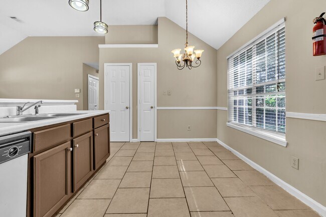 Building Photo - 5383 Twin Valley Ln