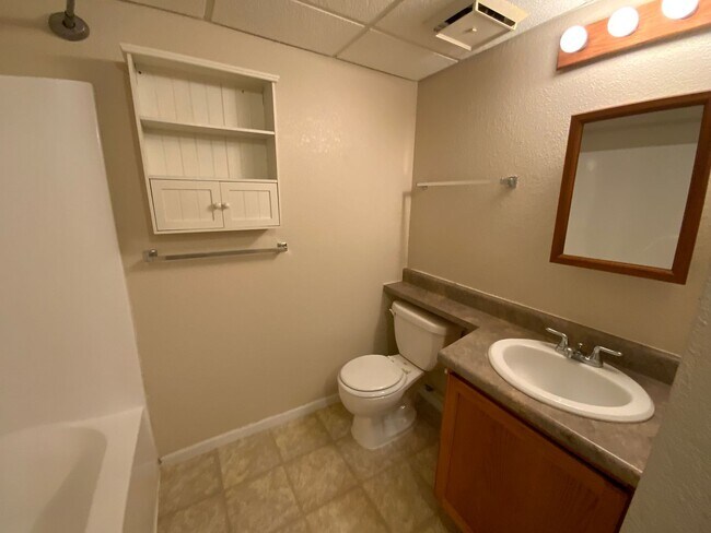 Building Photo - 3 Bedroom 2 Bathroom Duplex