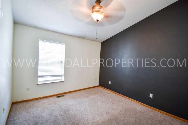 Building Photo - Updated 2 Bed, 2 Bath Townhome in Waukee!