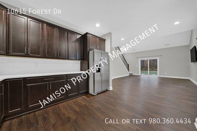 Building Photo - 10615 Forest Dr