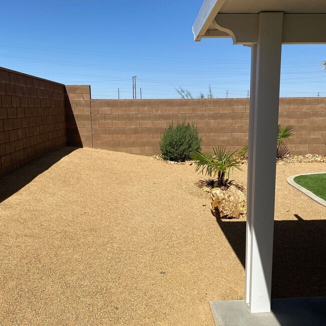 Building Photo - NEWER 4 BEDROOM VICTORVILLE HOME