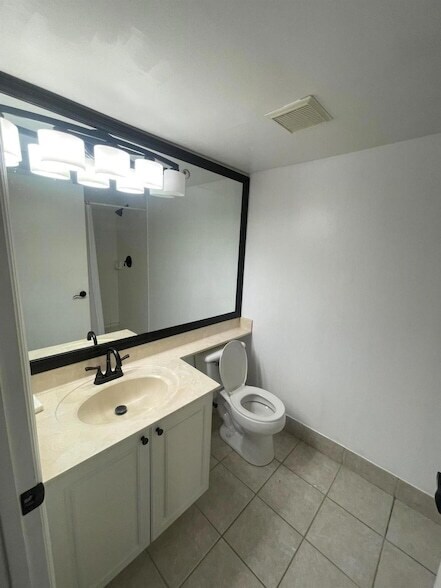 Building Photo - 400 Crestwood Ct N