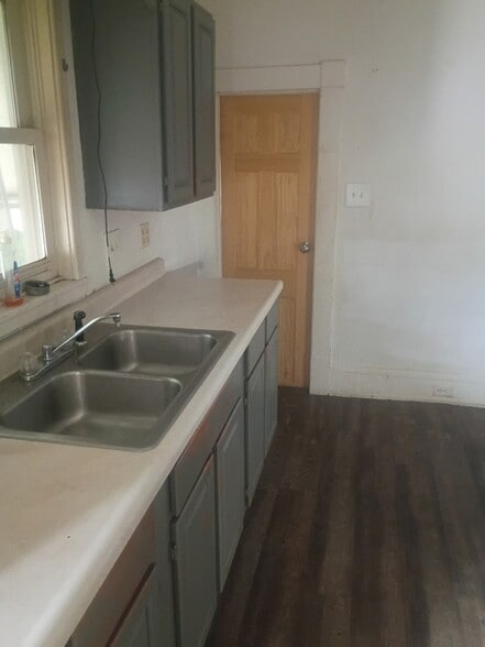 Building Photo - 756 3rd St