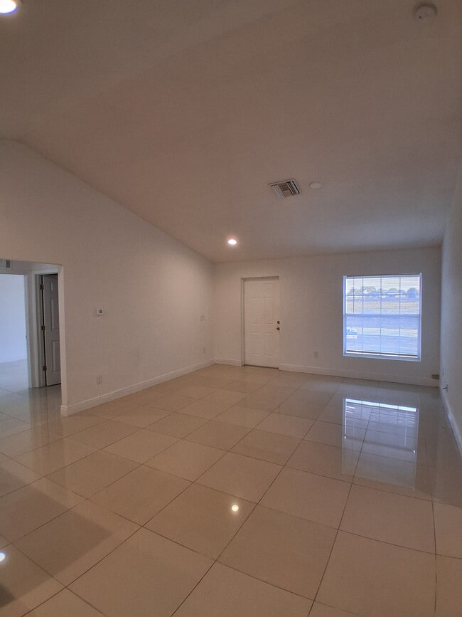 Building Photo - 9007 Meadow Cir